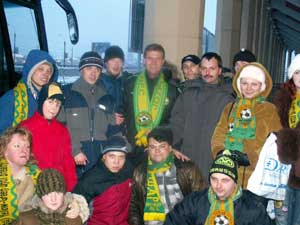 пан Хованец в окружении болельщиков. Санкт-Петербург, 2005-й
