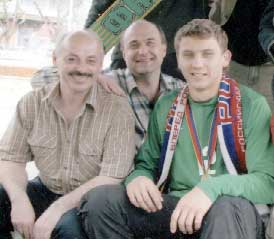 Владислав Лебедченко (в центре) с друзьями